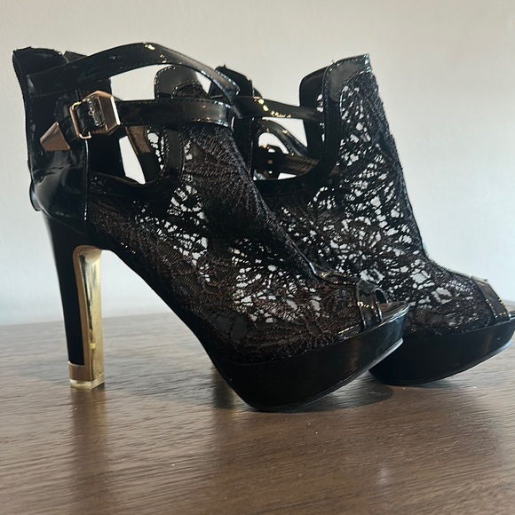 Elegant Black Lace Heels - Picture 1 of 10